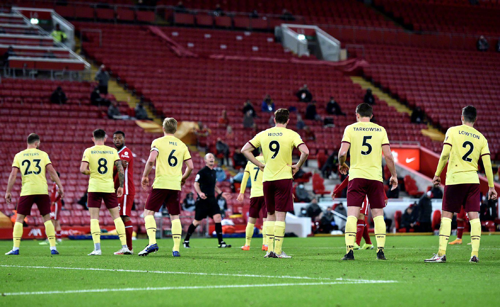 边卫表现出 边卫表现出